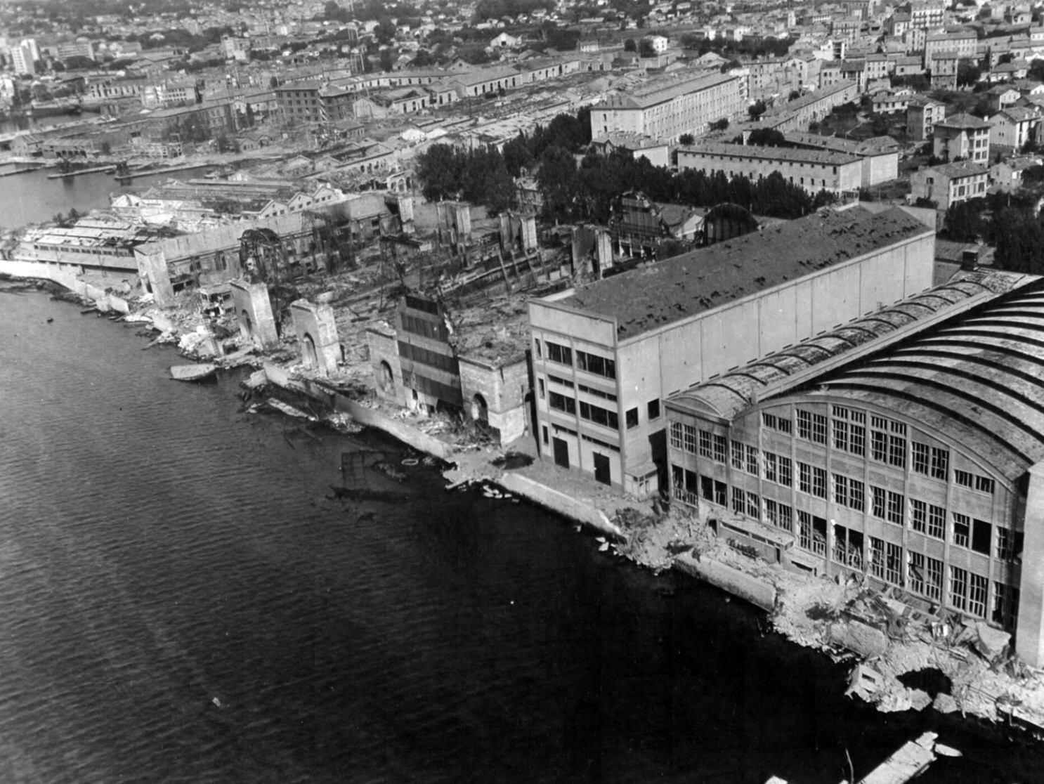 1945 - Arsenal du Mourillon après guerre, anciennes cales de construction détruites