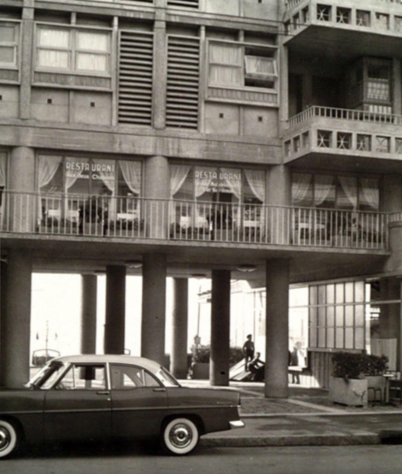 1952 - Immeuble de la Frontale, ouverture de guichets sous les pilotis