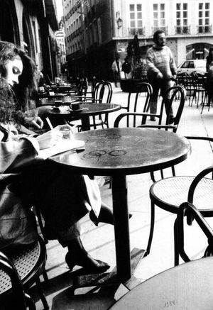 Etudiante à la terrasse d'un café 1988