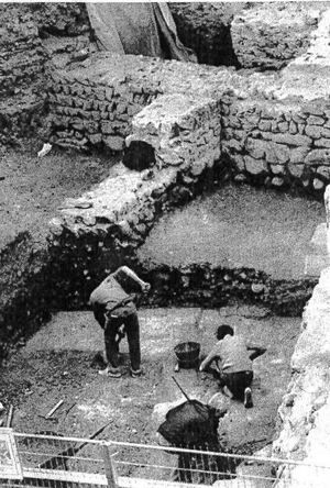 Fouilles archéologiques romaines place notre dame juin 1989 1989
