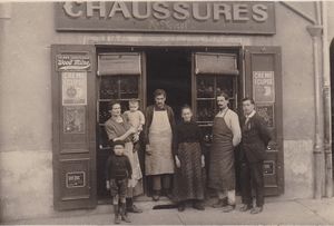 Famille morel devant son magasin 1926