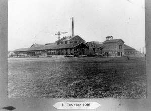 Construction de l'usine de chimie - Vue générale et cheminée 1915