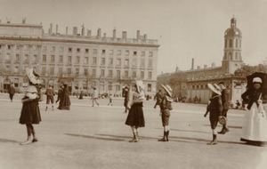 Enfantillages Place Bellecour 1900