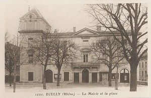 La Mairie et la place ecully 1924