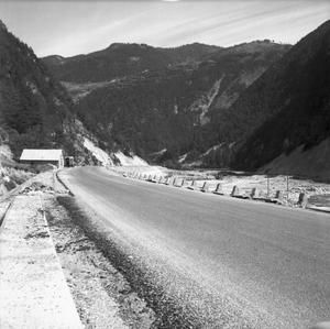 Une route dans la montagne 1960