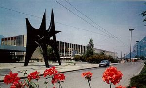 Parvis de la gare de Grenoble et le stabile de Calder 1989