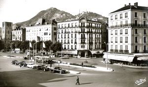 Hôtels et brasseries sur la place de la gare de Grenoble 1937