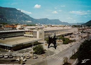 Place de la gare de Grenoble et le stabile de Calder 1975