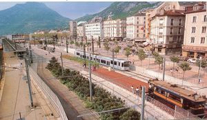 Le tramway devant la gare de Grenoble et le wagon abandonné 1990