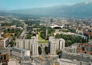 Vue aérienne de Grenoble, les grands boulevards et le parc paul mistral 1988