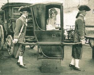 Chaise à porteur pendant l'exposition universelle de la houille blanche et du tourisme 1925