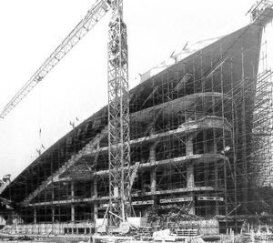 Construction du palais des sports avant les jeux olympiques d'hiver 1966