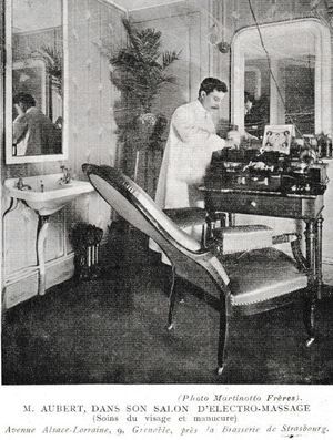 Mr Aubert dans sa boutique d'Electromassage 1912