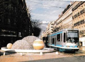 Le tramway et la fontaine sur l'avenue Alsace Lorraine 1993