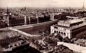 Vue aérienne du théatre du chatelet et la tour Eiffel 1952