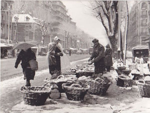 Un marché hivernal à Grenoble 1968