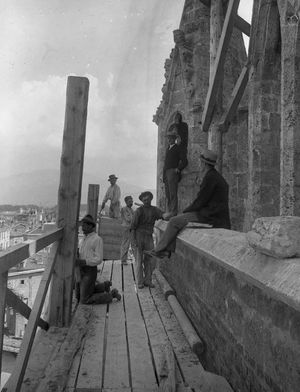 Ouvriers sur les hauteurs de la collégiale st André 1907