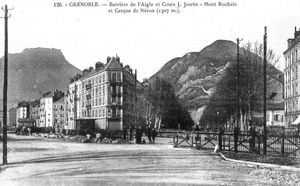 Avant les trains et les voitures sur le cours jean jaures (anciennement st André) 1907