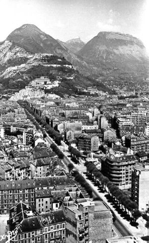 Vue aérienne du cours jean jaures, le vieux Grenoble et les montagnes 1990