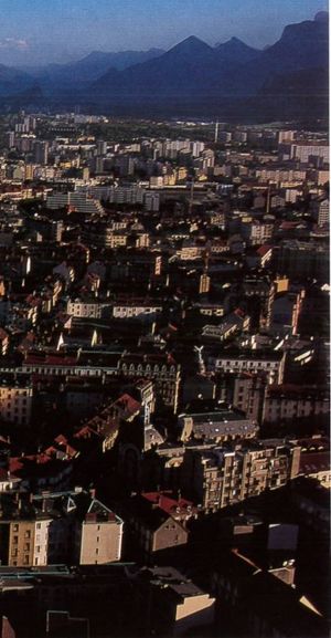 Vue aérienne du vieux Grenoble 1978