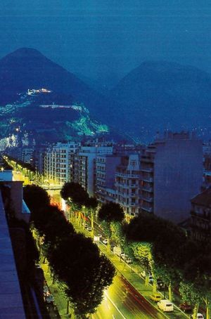 De nuit, Grenoble s'illumine (Jean jaures, la Bastille au fond) 1996