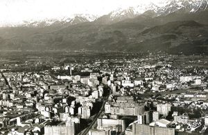 Vue aérienne de Grenoble et Belledonne 1954