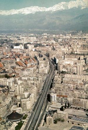 Entrée de Grenoble, vue aérienne , boulevard Joseph Vallier 1971
