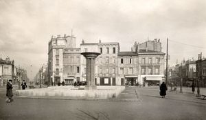 La place paul Doumer et la fontaine lumineuse 1923