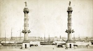 Les colonnes rostrales et la Garonne en fond 1893