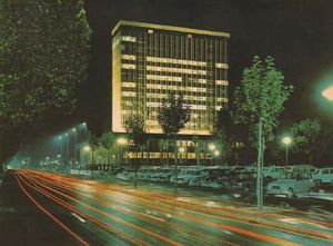 Grenoble, l'hôtel de ville et le boulevard Jean pain de nuit 1986