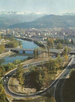 Grenoble, vue aérienne de l'échangeur de sablons et l'isère 1981