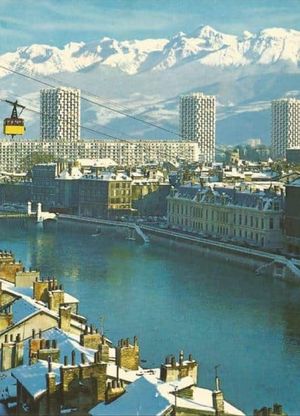 Vue aérienne de Grenoble, le téléphérique et les 3 tours 1977