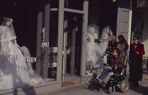 Les passants se pressent devant la boutique mariée des alpes 1992