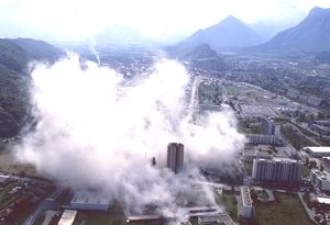 La tour A de la cité des Tritons en démolition 1988