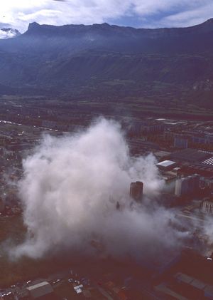 La tour A de la cité des Tritons en démolition 1988