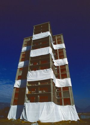Tour de la cité des Tritons avant démolition 1988