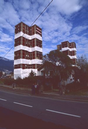 Les tours de la cité des Tritons enrubannées pour leurs démolitions 1988