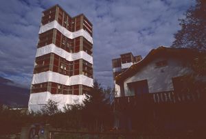 La tour A de la cité des Tritons enrubannée pour sa démolition 1988