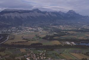 Vue aérienne de Meylan et du mont saint Eynard 1985
