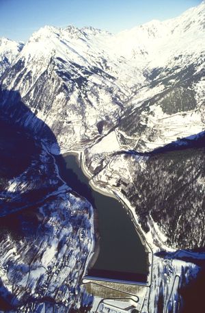 Le barrage de grand maison  et l'aiguille de l'argentière sous la neige 1990