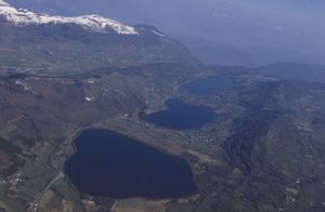 Le lac de Laffrey et la montagne du Conest 1984