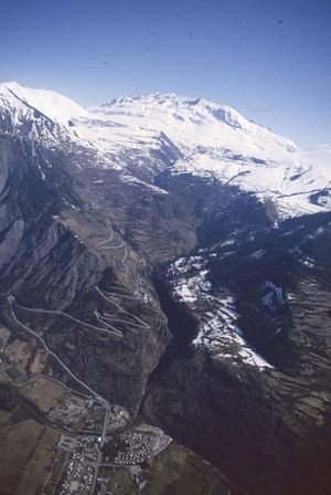Vue aérienne de la station de l'Alpes d'Huez 1984