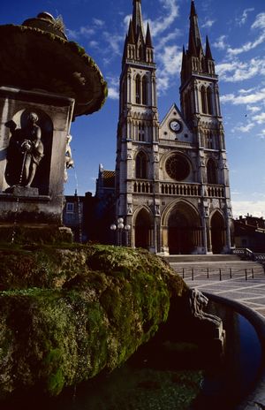 Eglise Saint Bruno et la fontaine de Charles X 1984