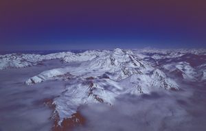 Vue aérienne des deux alpes et des massifs de l'oisans 1984
