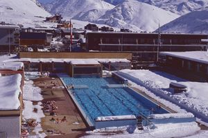 Piscine de l'Alpe d'Huez en saison d'hiver 1984