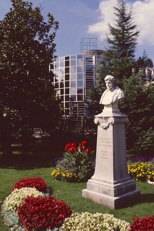 Parc de Voiron et sa statut de Marie Thérèse Castelbon 1985