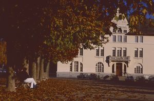L'hôtel de ville de Rives en automne 1985