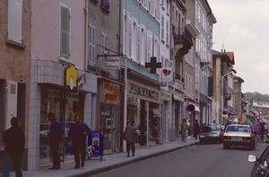 La grande rue commerçante de Rives 1985