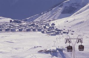 Les télécabines de l'Alpe d'Huez et son village 1984