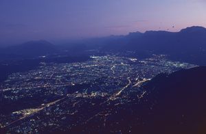 Panorama de l'agglomération grenobloise de nuit 1992